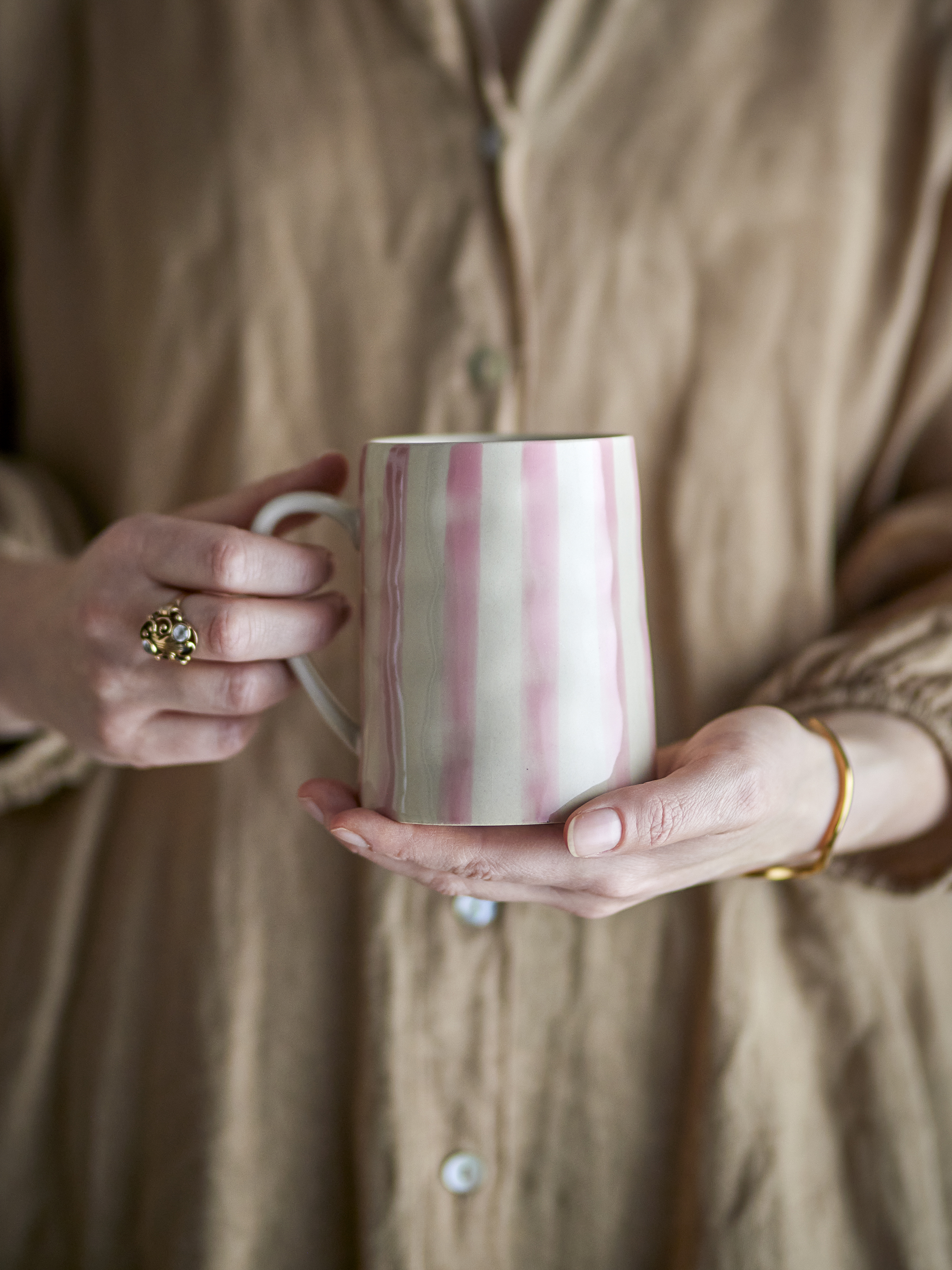 Bloomingville Begonia Tazza In Gres Rosa - Capacità 440ml, Decorata A Mano, Stile Scandinavo